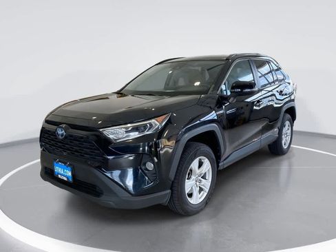 Used 2021 Toyota RAV4 XLE image 1
