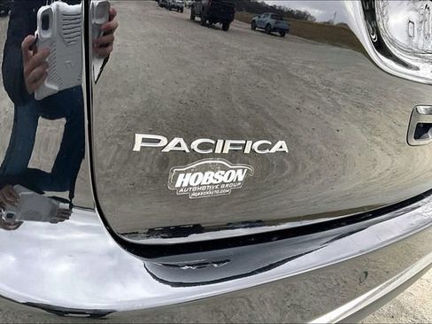 Used 2024 Chrysler Pacifica Touring-L image 14