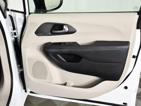 Used 2024 Chrysler Pacifica Touring-L FWD image 31