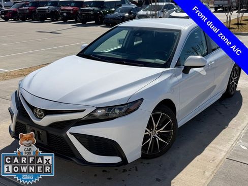 Used 2024 Toyota Camry SE image 3