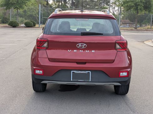 Used 2024 Hyundai Venue FWD image 5