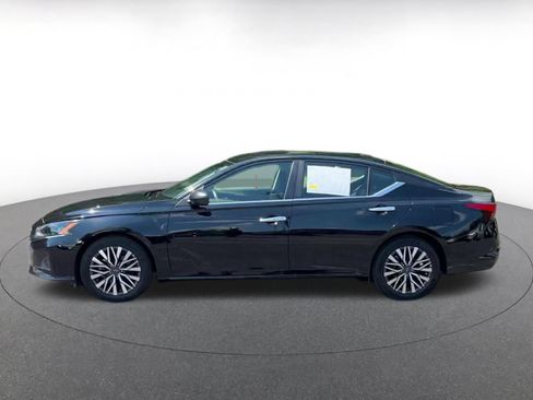 Used 2025 Nissan Altima 2.5 SV FWD image 7