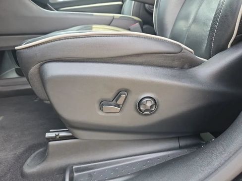 Used 2025 Chrysler Pacifica Limited FWD image 43