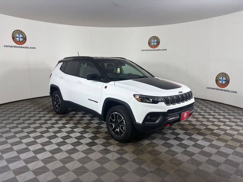 Used 2025 Jeep Compass Trailhawk w/ Trailer Tow Group AWD/4WD image 17