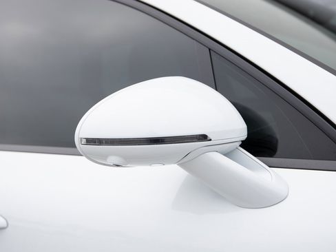 Certified 2024 Porsche Macan image 12