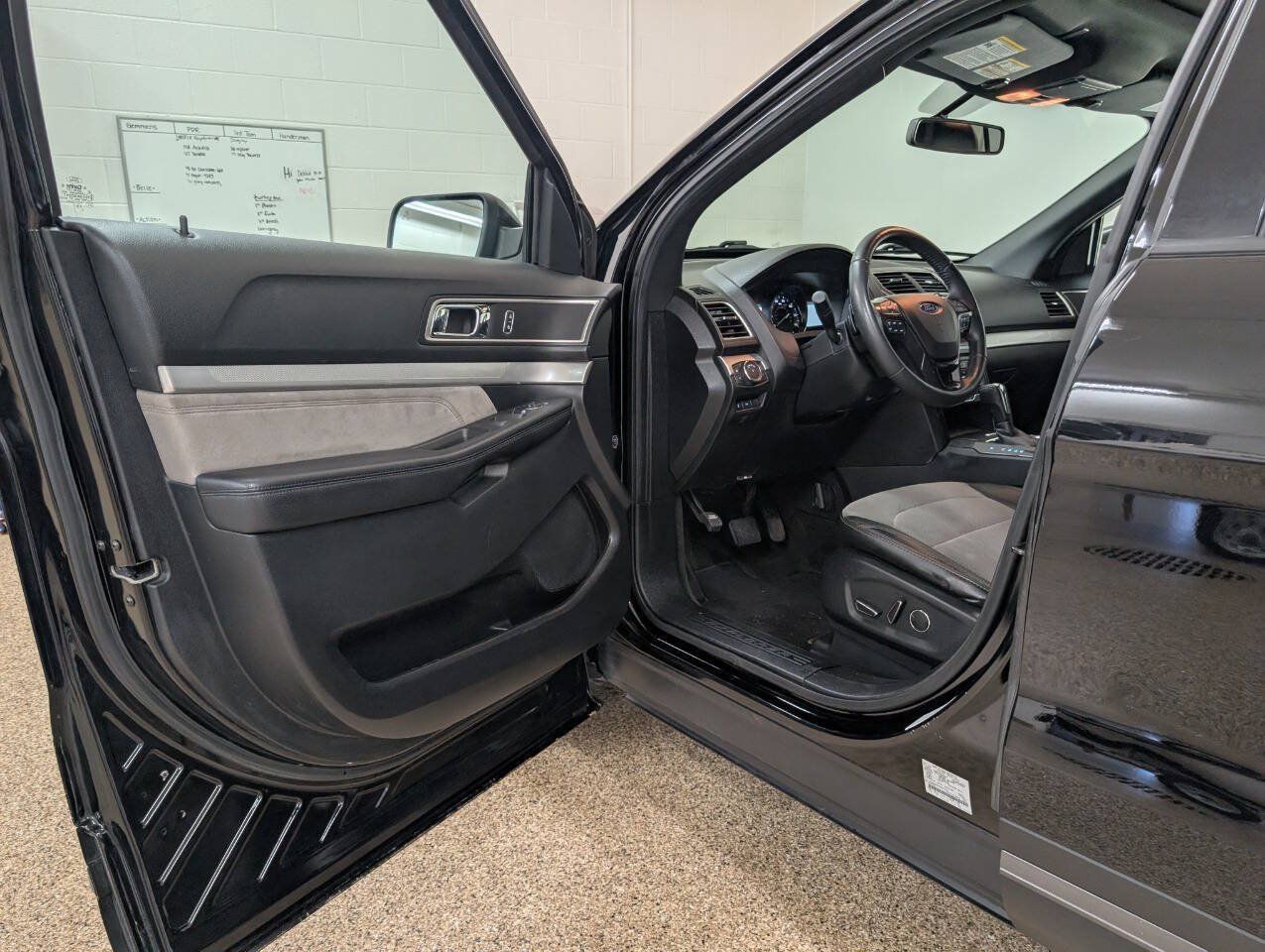 Used 2017 Ford Explorer XLT w/ XLT Technology Feature Bundle AWD/4WD image 6