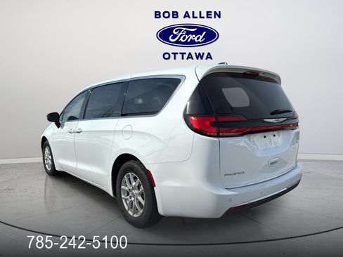 Used 2024 Chrysler Pacifica Touring-L image 22