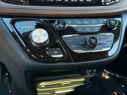 Used 2019 Chrysler Pacifica Limited w/ Tire & Wheel Group image 16