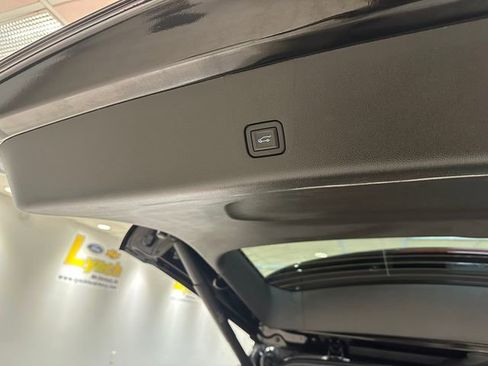 Used 2023 Chevrolet Traverse LT w/ Midnight/Sport Edition image 17