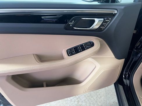 Certified 2025 Porsche Macan image 28