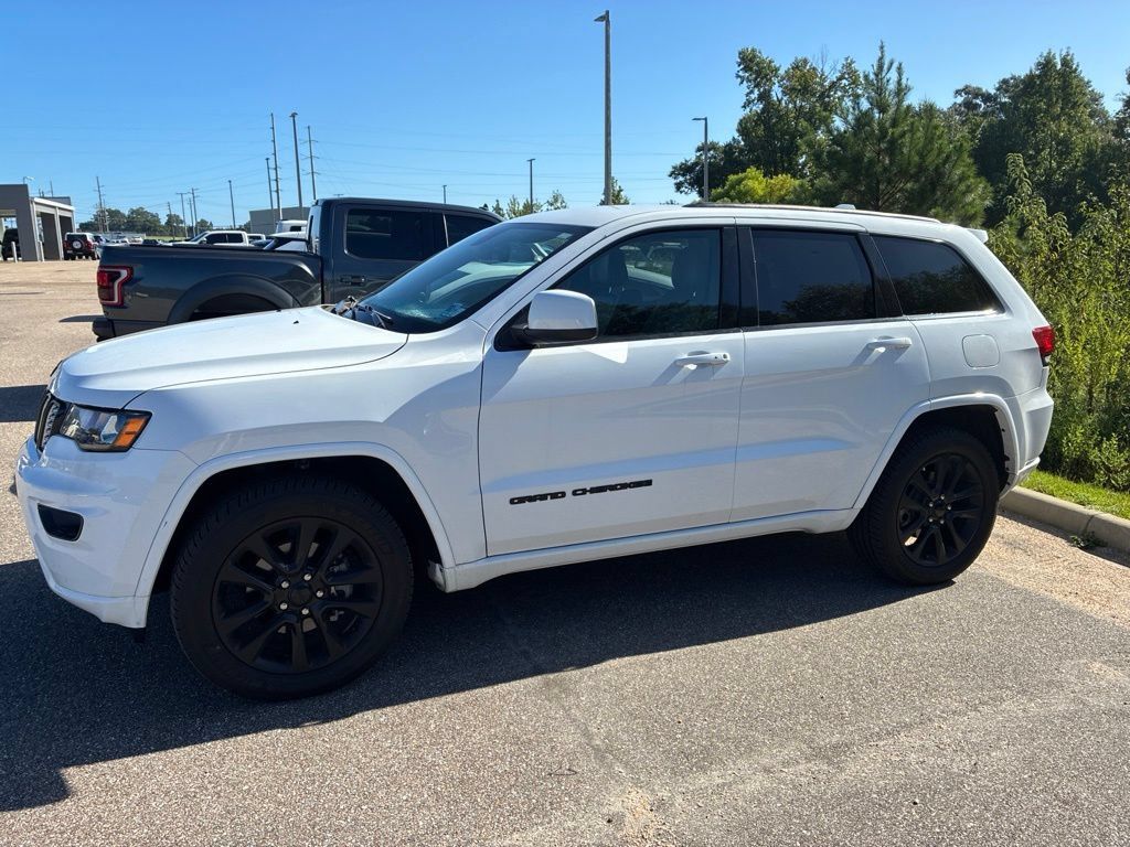 Used 2019 Jeep Grand Cherokee Altitude AWD/4WD image 2
