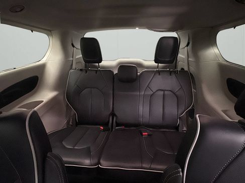 Used 2024 Chrysler Pacifica Limited FWD image 16