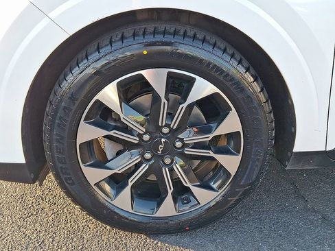 Used 2022 Kia Carnival EX FWD image 12