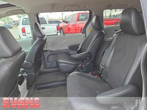 Used 2014 Toyota Sienna SE image 21
