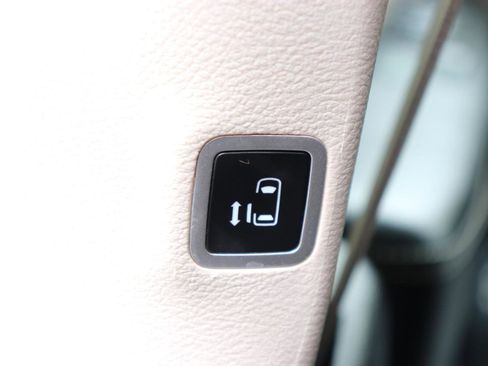 Used 2023 Chrysler Pacifica Touring-L image 31