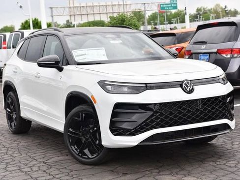 New 2026 Volkswagen Tiguan SE R-Line image 2