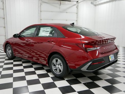 New 2025 Hyundai Elantra SE image 4