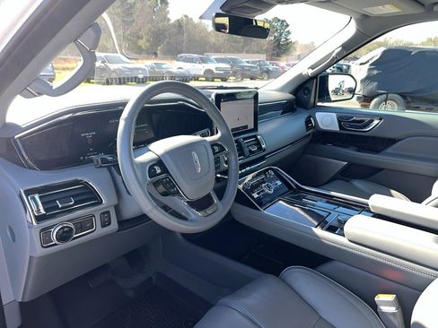 Used 2019 Lincoln Navigator Reserve image 11