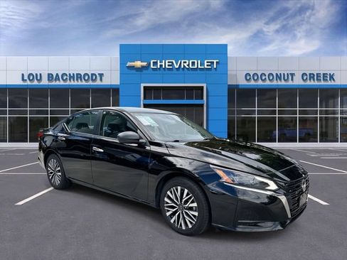 Used 2024 Nissan Altima 2.5 SV FWD image 2