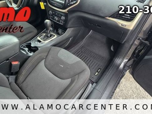Used 2017 Jeep Cherokee Latitude AWD/4WD image 17
