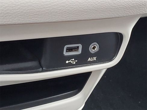 Used 2017 Chrysler Pacifica Touring image 26