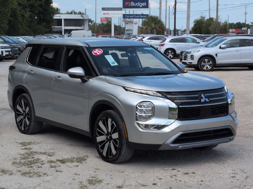 Used 2025 Mitsubishi Outlander SE FWD image 3
