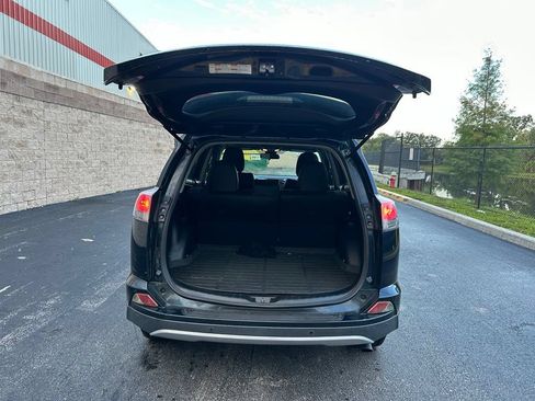 Used 2018 Toyota RAV4 XLE FWD image 11