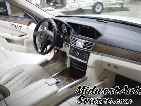 Used 2016 Mercedes-Benz E 400 4MATIC Sedan image 32