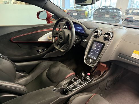Used 2022 McLaren GT RWD image 16
