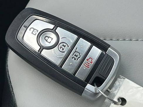New 2025 Ford Escape SE w/ PHEV Premium Package FWD image 34