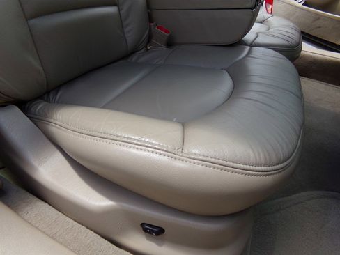 Used 2001 Lincoln Continental image 36