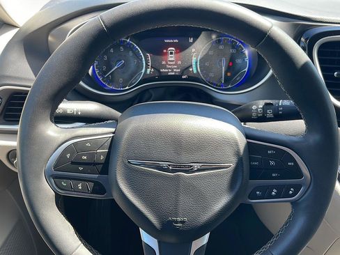 Used 2023 Chrysler Pacifica Touring-L FWD image 40