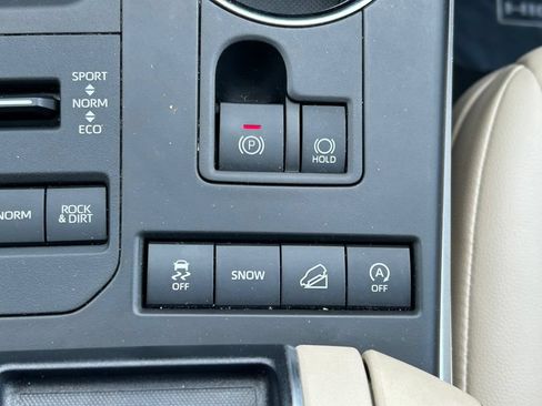 Used 2021 Toyota Highlander XLE AWD/4WD image 30