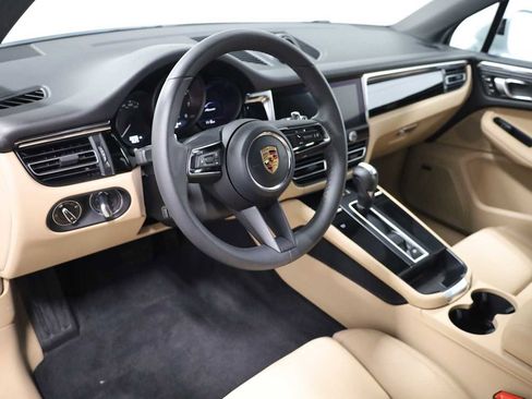 Certified 2026 Porsche Macan AWD/4WD image 4