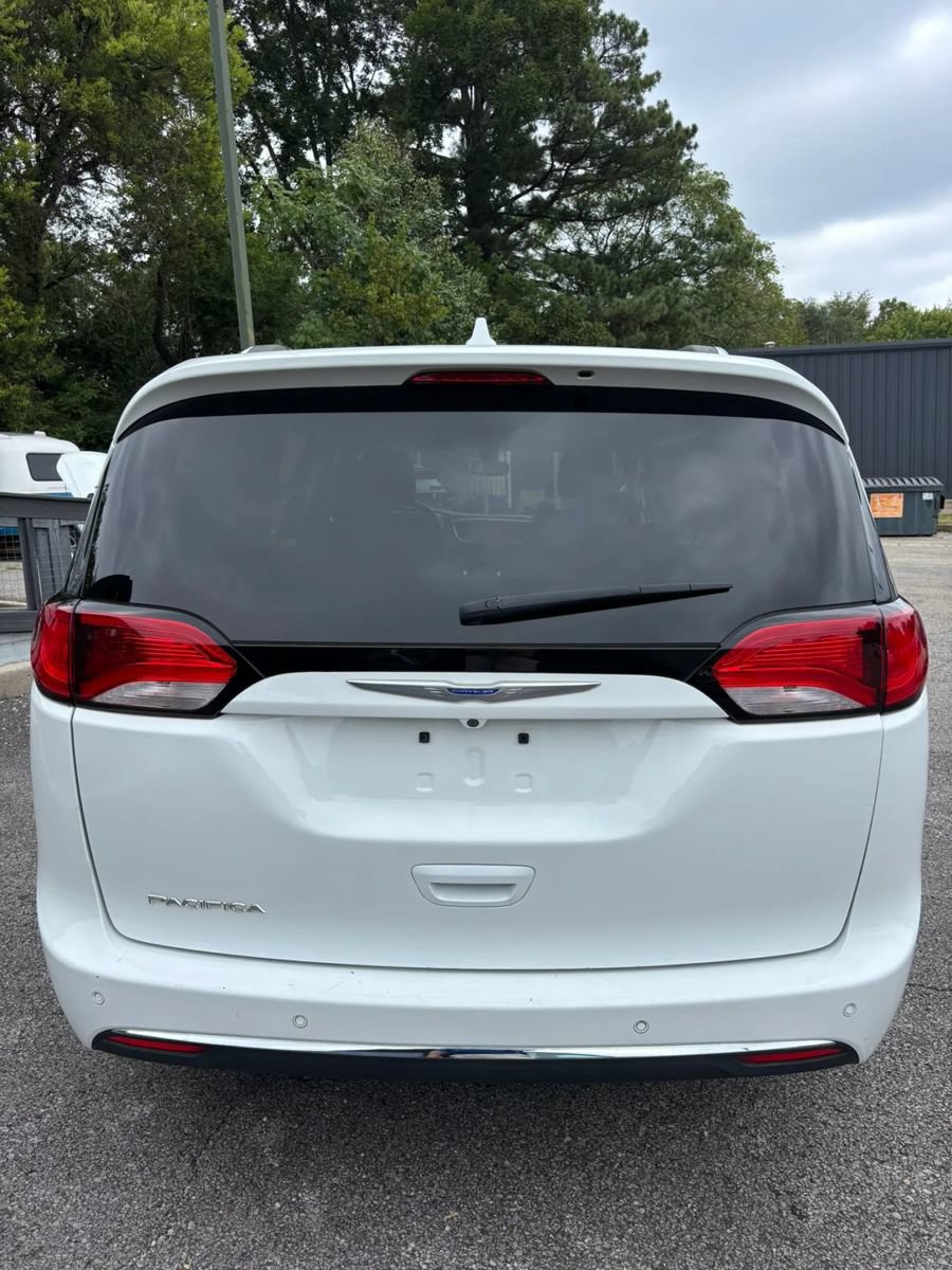 Used 2018 Chrysler Pacifica Touring-L FWD image 4