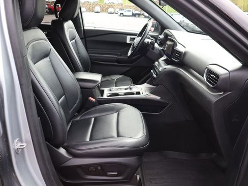 Used 2020 Ford Explorer XLT w/ Equipment Group 202A AWD/4WD image 22
