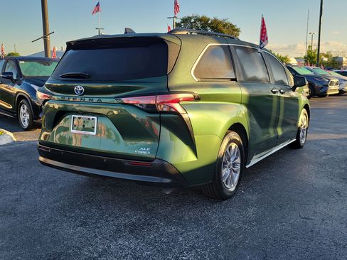Used 2022 Toyota Sienna XLE image 11