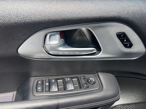 Used 2024 Chrysler Pacifica Limited FWD image 8