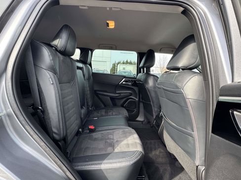 Used 2023 Mitsubishi Outlander SE image 11