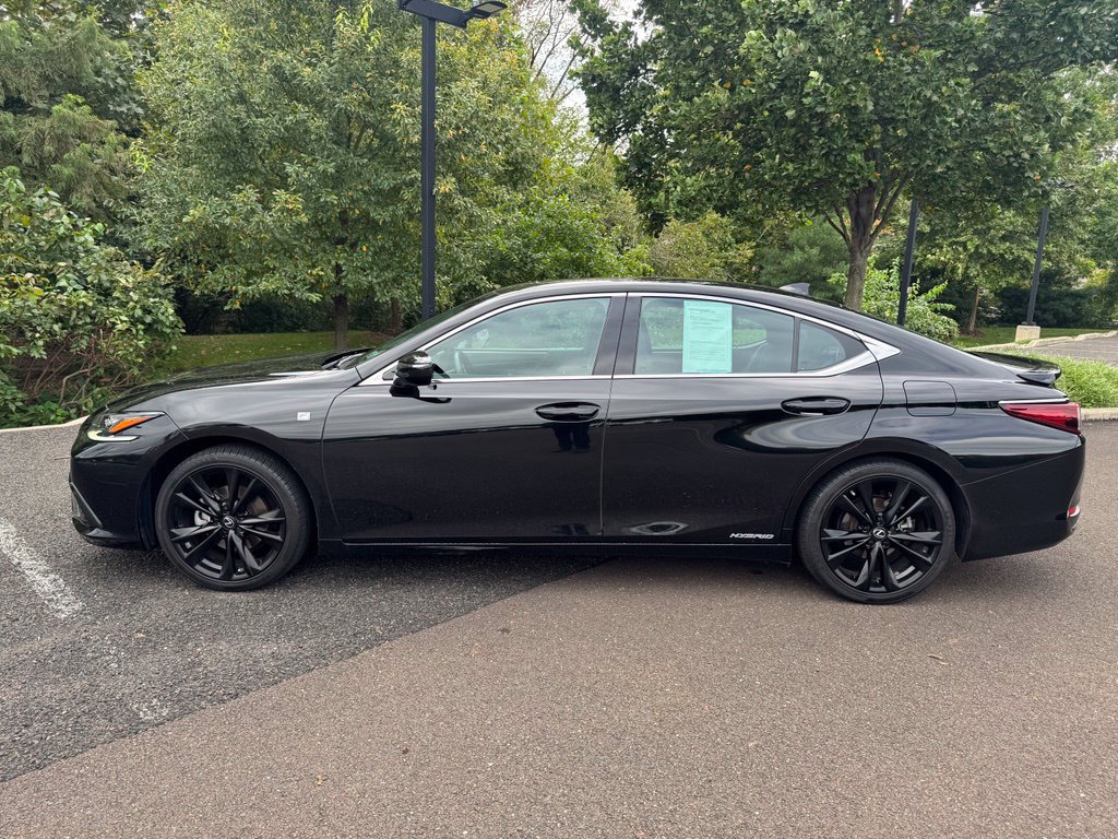 Used 2022 Lexus ES 300h F Sport w/ Accessory Package FWD image 2