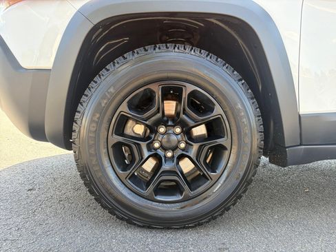 Used 2019 Jeep Cherokee Trailhawk w/ Comfort/Convenience Group AWD/4WD image 11