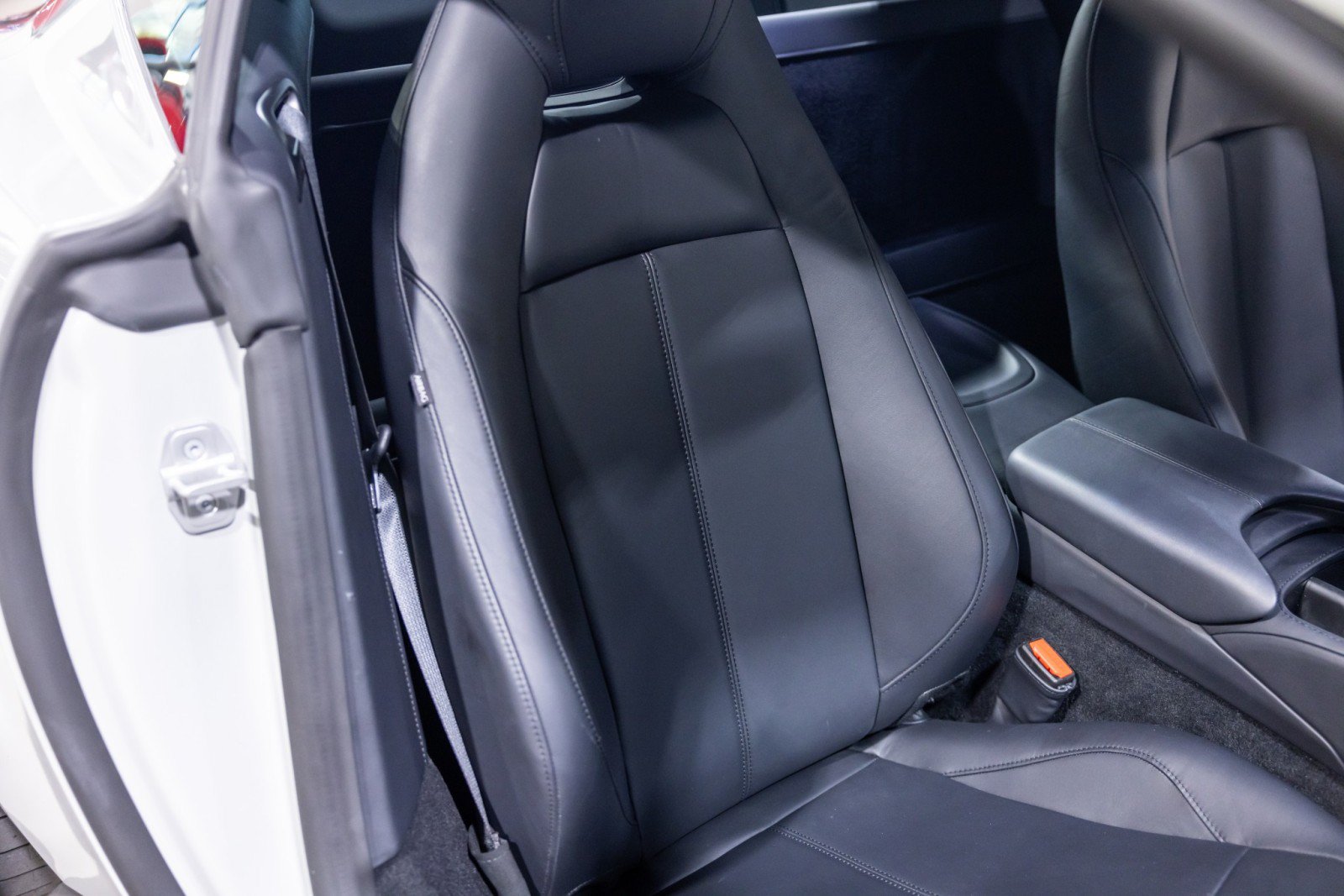 Used 2023 Aston Martin V8 Vantage Coupe RWD image 28