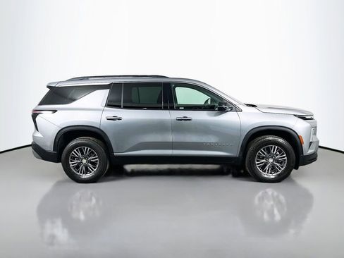 Used 2025 Chevrolet Traverse LT image 4