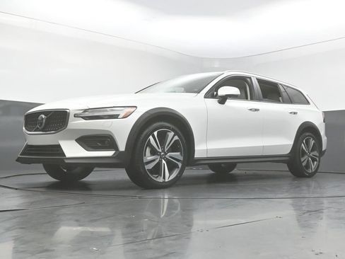Used 2025 Volvo V60 B5 Cross Country Plus AWD/4WD image 46