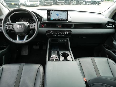 Used 2023 Honda Pilot Touring image 10