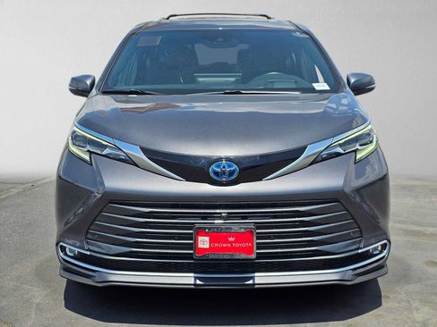 Certified 2025 Toyota Sienna Platinum AWD/4WD image 8
