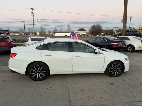 Used 2018 Chevrolet Malibu LT image 4