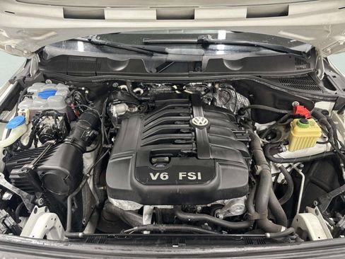 Used 2016 Volkswagen Touareg VR6 image 9