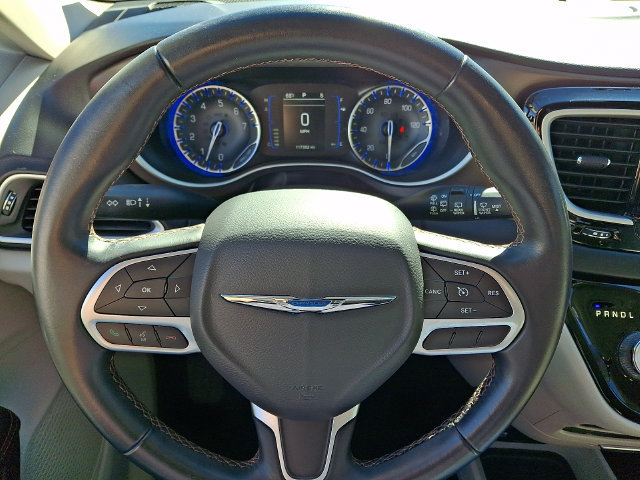 Used 2017 Chrysler Pacifica Touring-L FWD image 18