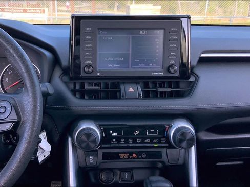 Used 2021 Toyota RAV4 LE image 7